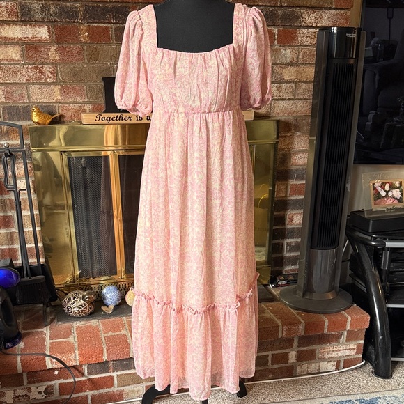 August Sky Dresses & Skirts - Chic Pink Paisley Midi Dress